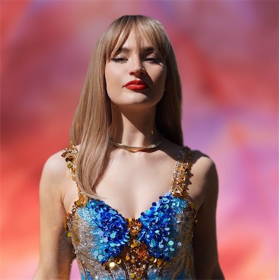 Shake It Off Stage — live performance photograph 2